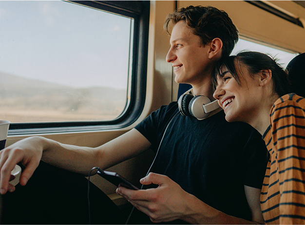 Pareja mirando por el paisaje por la ventana del tren