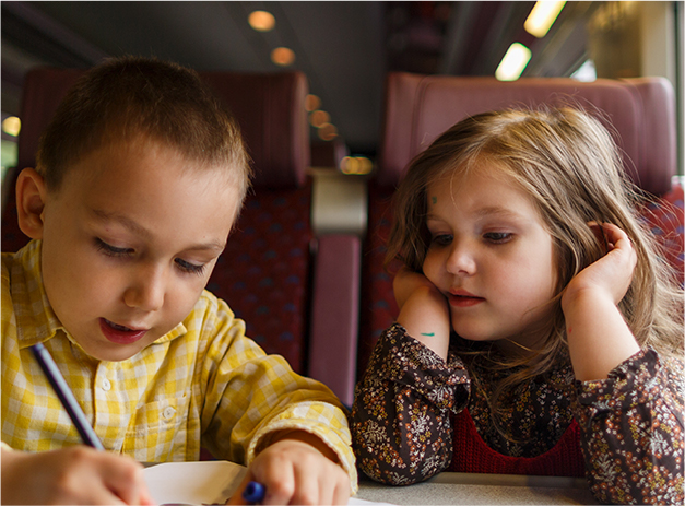 Niños pintado en las mesas del tren