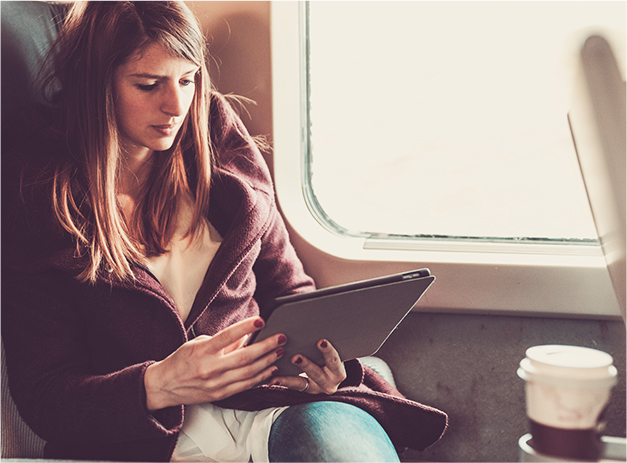 Mujer tomando un café en el tren
