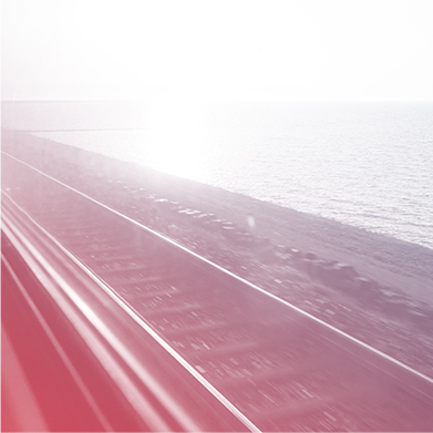 Vías del tren al lado del mar