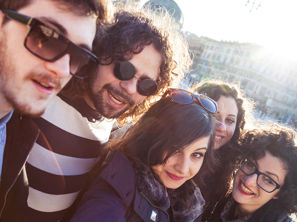 Grupos de amigos disfrutando de de su viaje